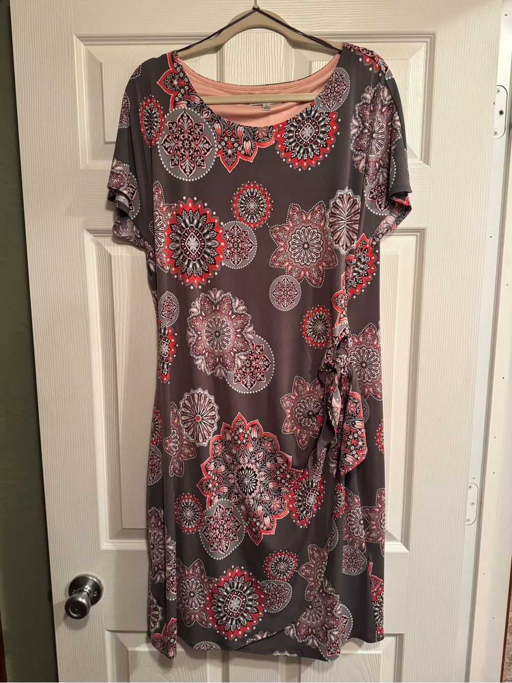 Robbie Bee Sz XL Gray and Coral Medallion Print Midi Dress w/ side tie